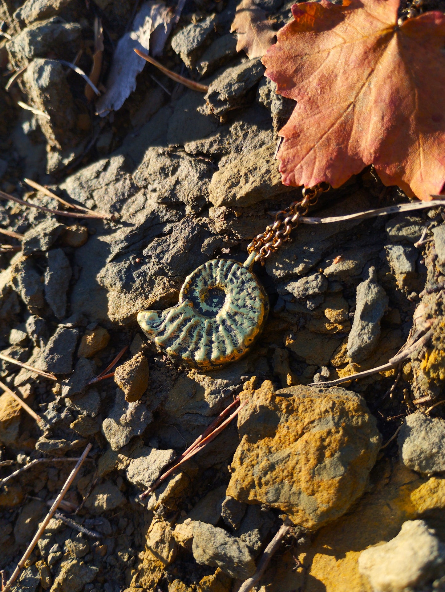 SERPENT DE PIERRE I Pendentif laiton