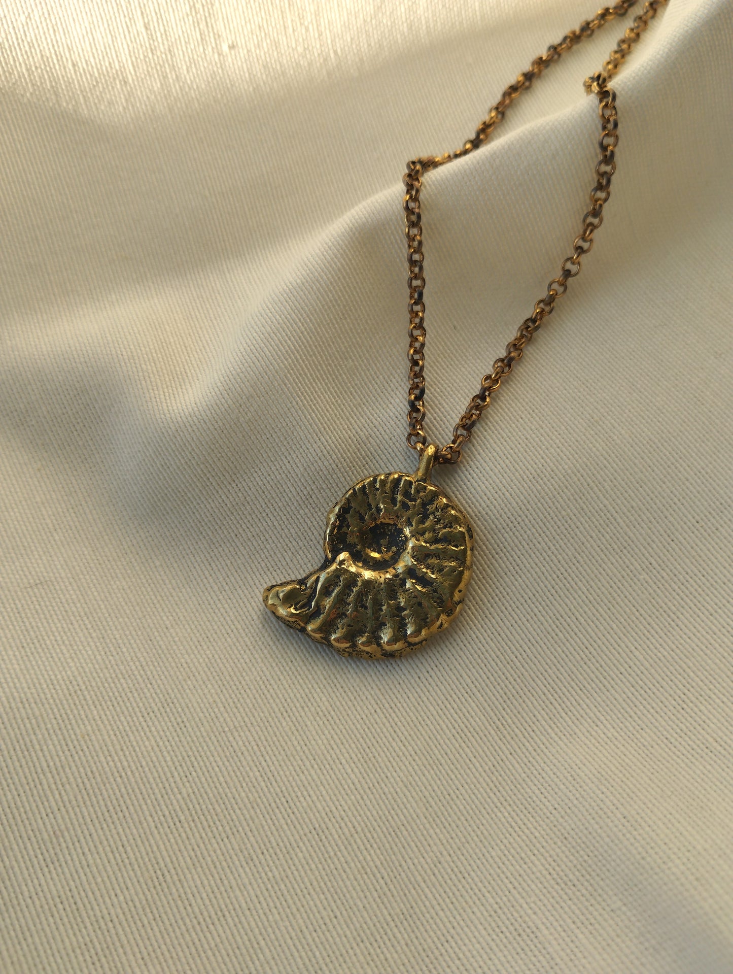 SERPENT DE PIERRE Pendentif laiton