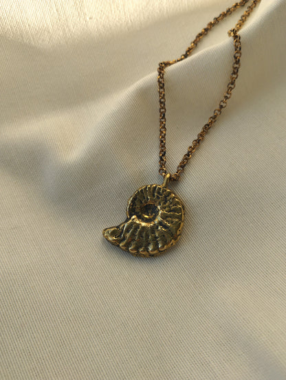 SERPENT DE PIERRE I Pendentif laiton